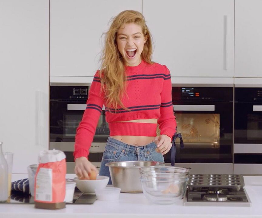 La ragazza snella si prepara una sana colazione