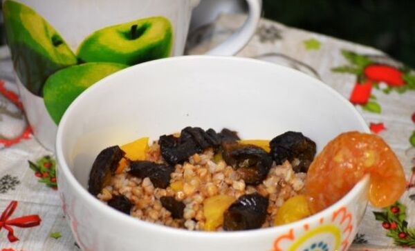 porridge di grano saraceno con frutta secca