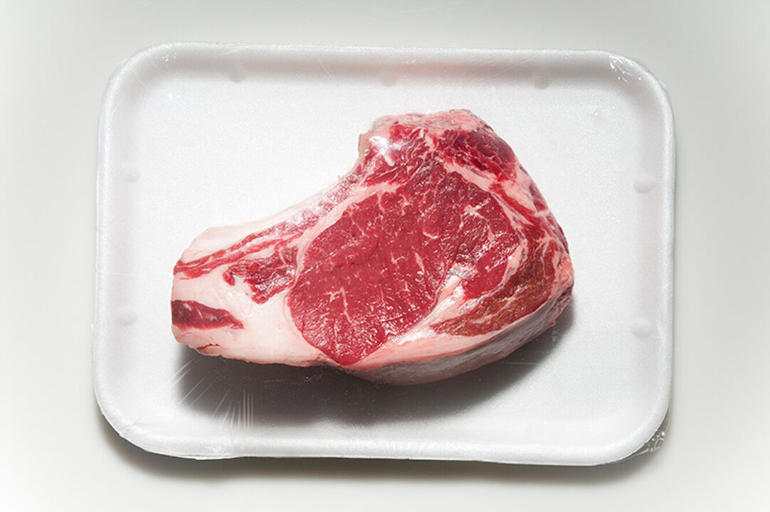 Molti alimenti, come la carne rossa, sono esclusi dal menu della dieta per la gotta. 